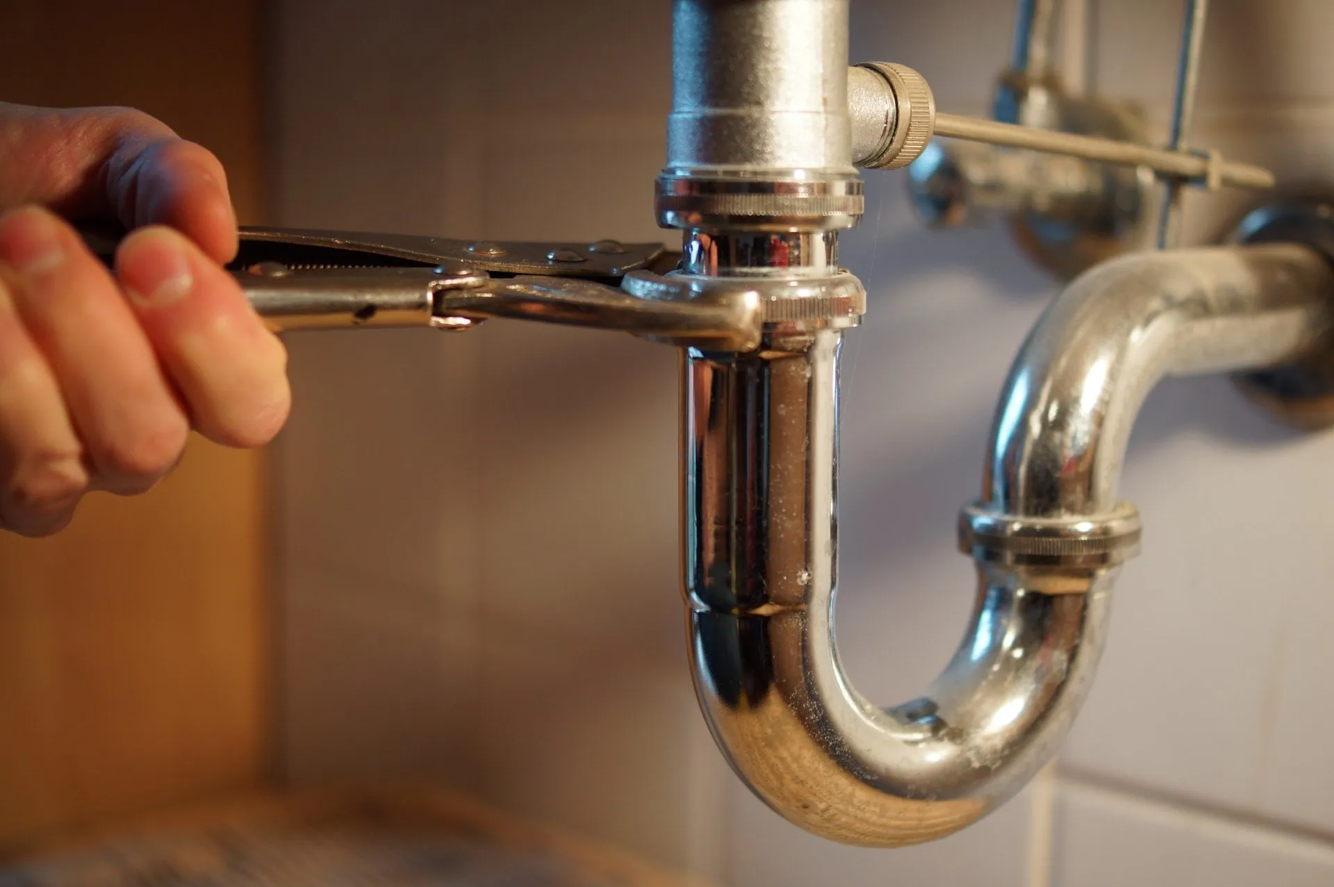 Verstopfte Rohre zu Hause selbst öffnen – so geht’s
